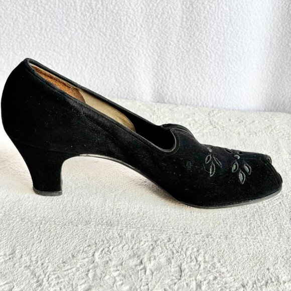 1930s 1940s Black Suede Cut Out Chunky Heel Pumps 7-8 Narrow - Picture 6 of 11